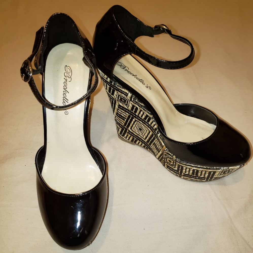 Breckelle's Cilo Strap Wedges